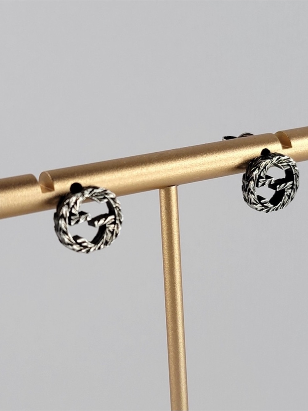 ✨💎LIKE NEW💎✨ Silver-Tone Interlocking Twist Silver GG Pierced Earrings - Picture 2 of 5